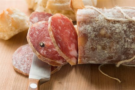 salamis - Italienische Salami mit Scheiben geschnitten Stockbilder - Premium RF Lizenzfrei, Bildnummer: 659-01845854