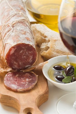 simsearch:659-01863615,k - Italian salami, olives in olive oil, white bread Foto de stock - Sin royalties Premium, Código: 659-01845850