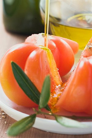 simsearch:659-06154910,k - Pouring olive oil over tomatoes Fotografie stock - Premium Royalty-Free, Codice: 659-01845861