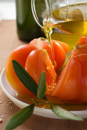 simsearch:659-06154910,k - Pouring olive oil over tomatoes Fotografie stock - Premium Royalty-Free, Codice: 659-01845863