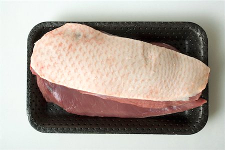 poliestireno - Duck breast in polystyrene tray Foto de stock - Sin royalties Premium, Código: 659-01845886