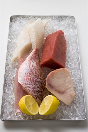 pez espada - Assorted fish fillets with lemon on ice Foto de stock - Sin royalties Premium, Código: 659-01845902