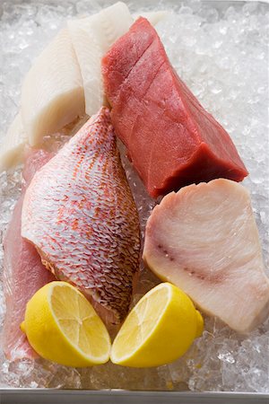 pez espada - An assortment of fish fillets with lemon on ice Foto de stock - Sin royalties Premium, Código: 659-01845903