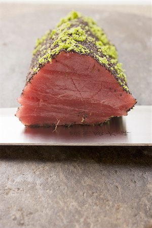 simsearch:659-01842678,k - Raw tuna fillet with poppy seeds and lime zest Foto de stock - Sin royalties Premium, Código: 659-01845919