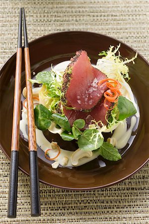 Raw tuna fillets with poppy seeds on salad in bowl Foto de stock - Sin royalties Premium, Código: 659-01845933