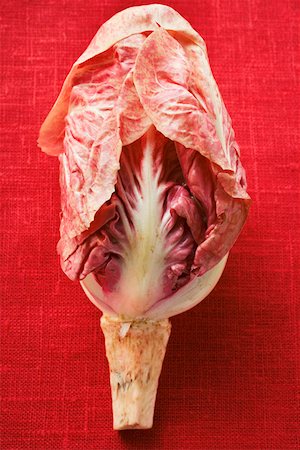 Radicchio sur fond rouge Photographie de stock - Premium Libres de Droits, Code: 659-01845997