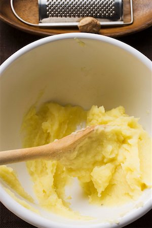 Remains of mashed potato in bowl, nutmeg with grater Stock Photo - Premium Royalty-Free, Code: 659-01846026