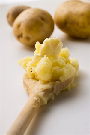 Kartoffelpüree mit Butter auf Holzlöffel Stockbilder - Premium RF Lizenzfrei, Bildnummer: 659-01846029