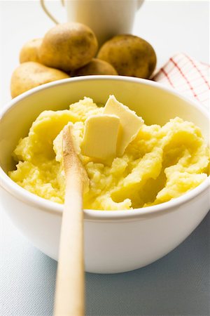 simsearch:659-03533399,k - Mashed potato with butter in bowl with wooden spoon Foto de stock - Sin royalties Premium, Código: 659-01846023
