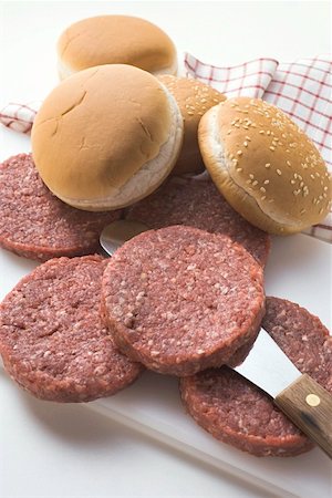 simsearch:659-01846050,k - Raw beefburgers and hamburger rolls Stock Photo - Premium Royalty-Free, Code: 659-01846038