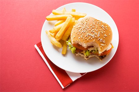 simsearch:659-01846088,k - Cheeseburger, bites taken, with chips Foto de stock - Sin royalties Premium, Código: 659-01846067