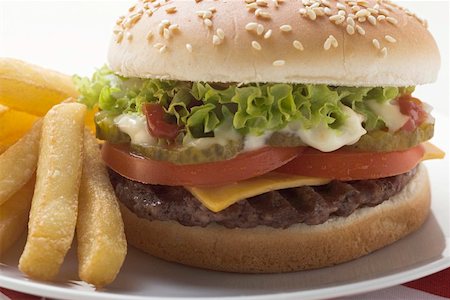 simsearch:659-01846088,k - Cheeseburger with chips Foto de stock - Sin royalties Premium, Código: 659-01846062