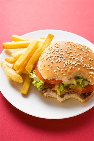 simsearch:659-01846088,k - Cheeseburger, bites taken, with chips Foto de stock - Sin royalties Premium, Código: 659-01846072