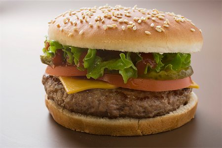 simsearch:659-01846088,k - Cheeseburger with tomato, lettuce and ketchup Foto de stock - Sin royalties Premium, Código: 659-01846089