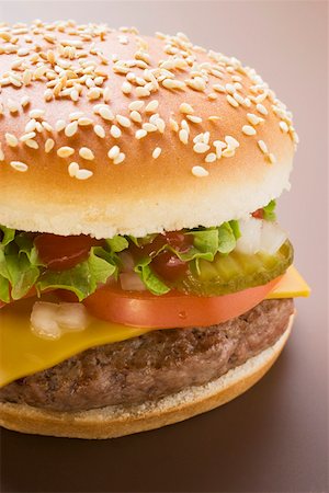 simsearch:659-01846088,k - Cheeseburger with tomato, gherkins, onions, ketchup Foto de stock - Sin royalties Premium, Código: 659-01846106