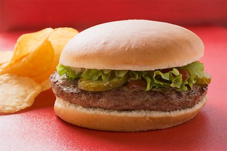 simsearch:659-01846088,k - Hamburger with potato crisps Foto de stock - Sin royalties Premium, Código: 659-01846114