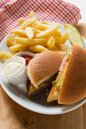simsearch:659-03531938,k - Cheeseburger, frites, mayonnaise, ketchup sur plaque Photographie de stock - Premium Libres de Droits, Code: 659-01846112