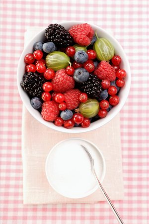 simsearch:659-01842370,k - Fresh summer berries in white bowl, sugar beside it Foto de stock - Sin royalties Premium, Código: 659-01846188