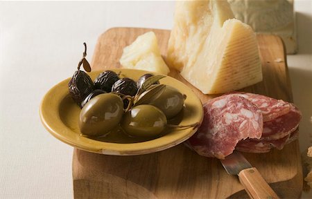 simsearch:659-01854208,k - Olives, sausage and Parmesan Stock Photo - Premium Royalty-Free, Code: 659-01846217