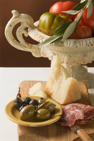 simsearch:659-01863615,k - Olives, sausage, Parmesan and tomatoes Foto de stock - Sin royalties Premium, Código: 659-01846218