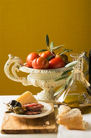 simsearch:659-01863615,k - Olives, sausage, Parmesan, bread, olive oil and tomatoes Foto de stock - Sin royalties Premium, Código: 659-01846236