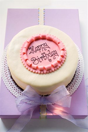 simsearch:659-01855295,k - Birthday cake on pale purple box Foto de stock - Royalty Free Premium, Número: 659-01846246