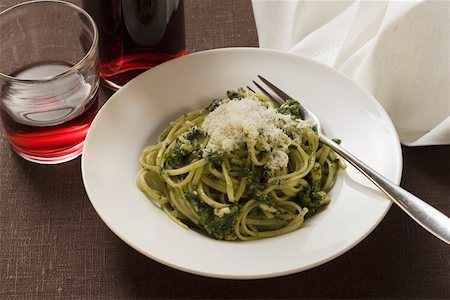 Linguine au pesto et Parmesan, vin rouge Photographie de stock - Premium Libres de Droits, Code: 659-01846296