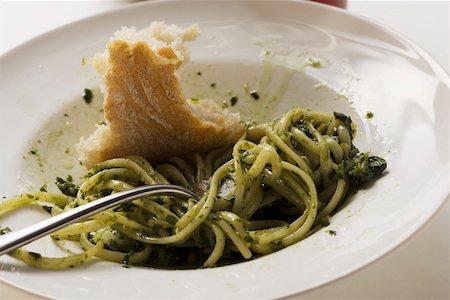 simsearch:659-01847164,k - Linguine with pesto and white bread Foto de stock - Sin royalties Premium, Código: 659-01846303