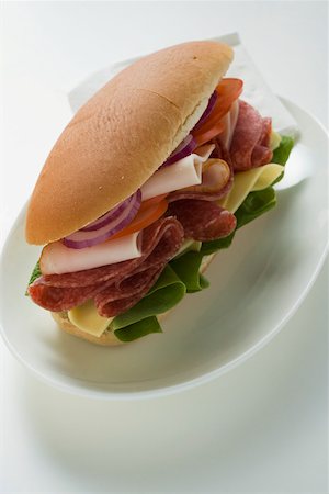 simsearch:659-01850456,k - Plaque sandwich au salami, jambon, fromage et salade Photographie de stock - Premium Libres de Droits, Code: 659-01846340