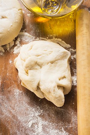 simsearch:659-07027825,k - Dough, rolling pin, ball of dough and olive oil Foto de stock - Sin royalties Premium, Código: 659-01846370