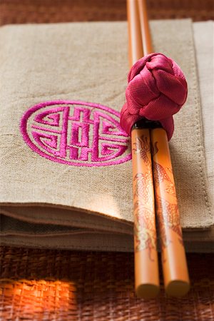 simsearch:659-01845916,k - Baguettes sur la serviette en tissu (Asie) Photographie de stock - Premium Libres de Droits, Code: 659-01846426