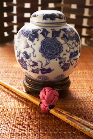 simsearch:659-01845916,k - Baguettes et jar asiatique Photographie de stock - Premium Libres de Droits, Code: 659-01846421