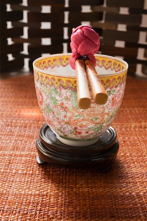 simsearch:659-01845916,k - Baguettes et bol asiatique Photographie de stock - Premium Libres de Droits, Code: 659-01846423
