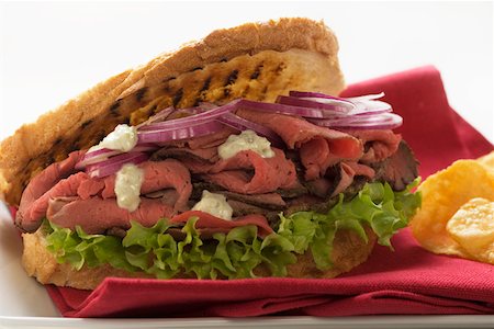 roastbeef - Roastbeef und Zwiebel-Sandwich, Chips Stockbilder - Premium RF Lizenzfrei, Bildnummer: 659-01846438