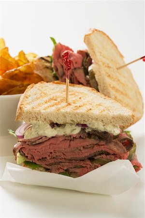 roastbeef - Roast Beef Sandwiches mit Chips Stockbilder - Premium RF Lizenzfrei, Bildnummer: 659-01846444