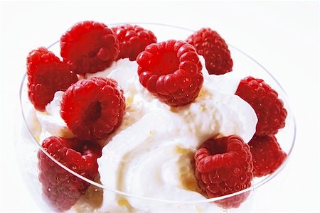 simsearch:659-01863555,k - Fresh raspberries with cream in glass bowl Foto de stock - Sin royalties Premium, Código: 659-01846524