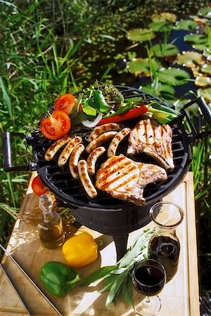 Côtelettes de porc, saucisses & légumes sur le barbecue en plein air Photographie de stock - Premium Libres de Droits, Code: 659-01846534