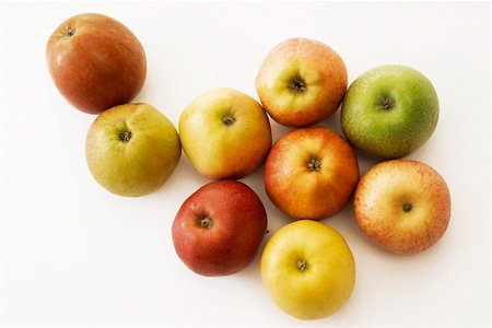 simsearch:659-01861538,k - Assorted fresh apples (overhead view) Foto de stock - Sin royalties Premium, Código: 659-01846557