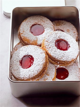 Jam biscuits with icing sugar Foto de stock - Sin royalties Premium, Código: 659-01846587