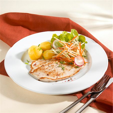 Turkey escalopes with boiled potatoes and salad Stock Photo - Premium Royalty-Free, Code: 659-01846588