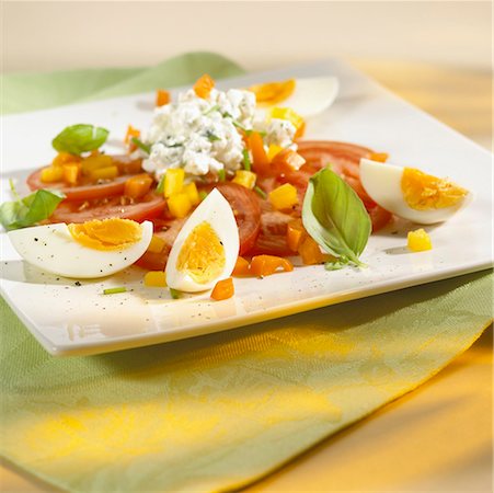 Tomato carpaccio with boiled eggs and basil Foto de stock - Sin royalties Premium, Código: 659-01846594