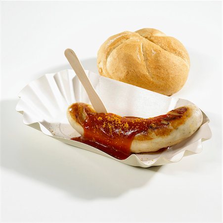 salsichão de porco - Currywurst (curry sausage) with bread roll Foto de stock - Royalty Free Premium, Número: 659-01846592