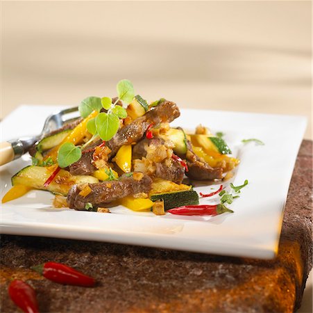 simsearch:659-01866072,k - Beef sirloin with vegetables and chili peppers Foto de stock - Sin royalties Premium, Código: 659-01846604