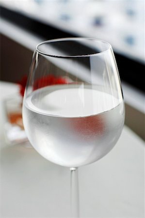 simsearch:659-06152108,k - A glass of cold water Foto de stock - Sin royalties Premium, Código: 659-01846618