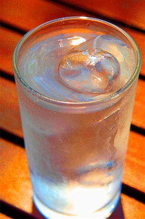 simsearch:659-06152108,k - A glass of water with ice cube Foto de stock - Sin royalties Premium, Código: 659-01846627