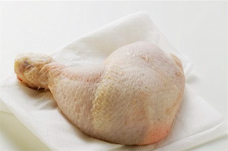 Chicken leg on paper napkin Foto de stock - Sin royalties Premium, Código: 659-01846733