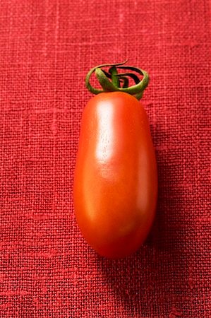 A 'date' tomato on red background Stock Photo - Premium Royalty-Free, Code: 659-01846790