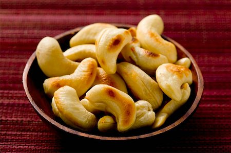 Toasted cashew kernels in wooden bowl Stock Photo - Premium Royalty-Free, Code: 659-01846906