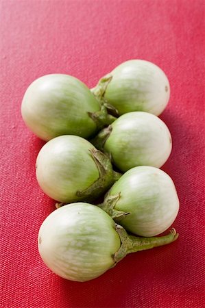 simsearch:659-01846931,k - Green baby aubergines on red background Stock Photo - Premium Royalty-Free, Code: 659-01846926