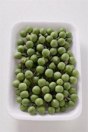 simsearch:659-01846931,k - Green baby aubergines in white dish Stock Photo - Premium Royalty-Free, Code: 659-01846927